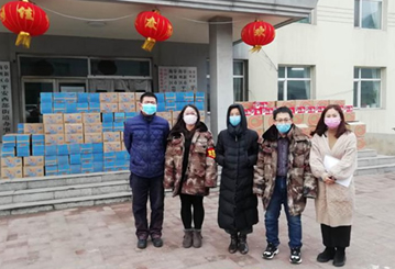 九星鈦材料（遼寧）有限公司董事長(zhǎng)兼總經(jīng)理劉志鵬向奮戰(zhàn)在抗疫前線的平西街道捐贈(zèng)300箱牛奶和300箱飲料。